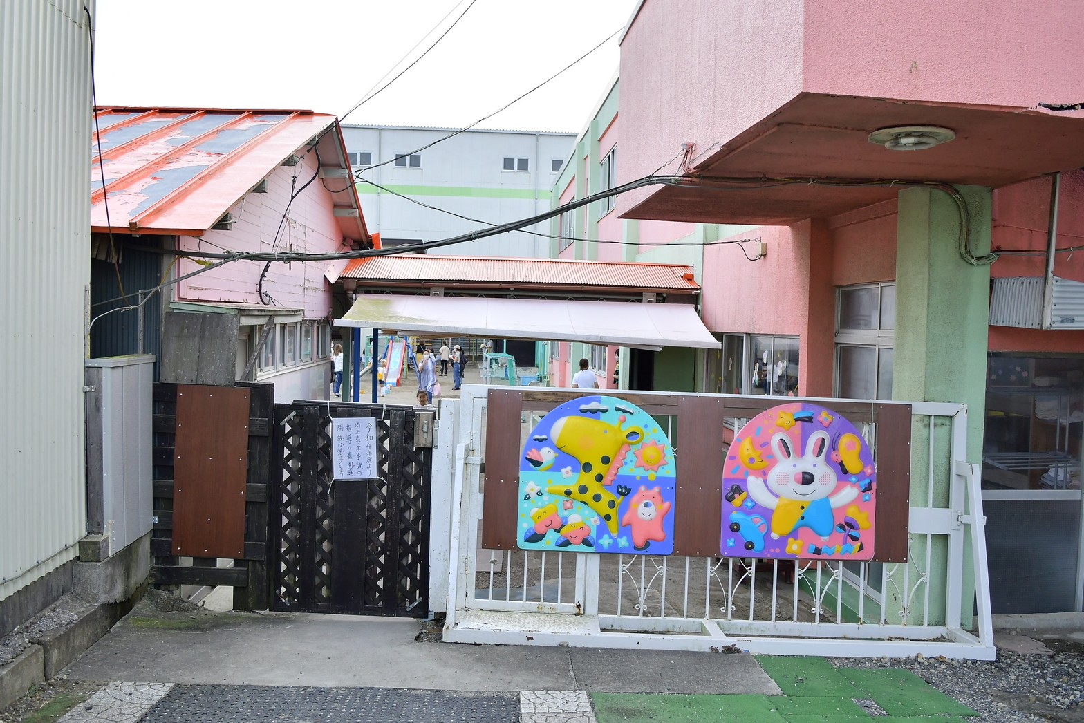 写真画像：吉川あさひ幼稚園の門