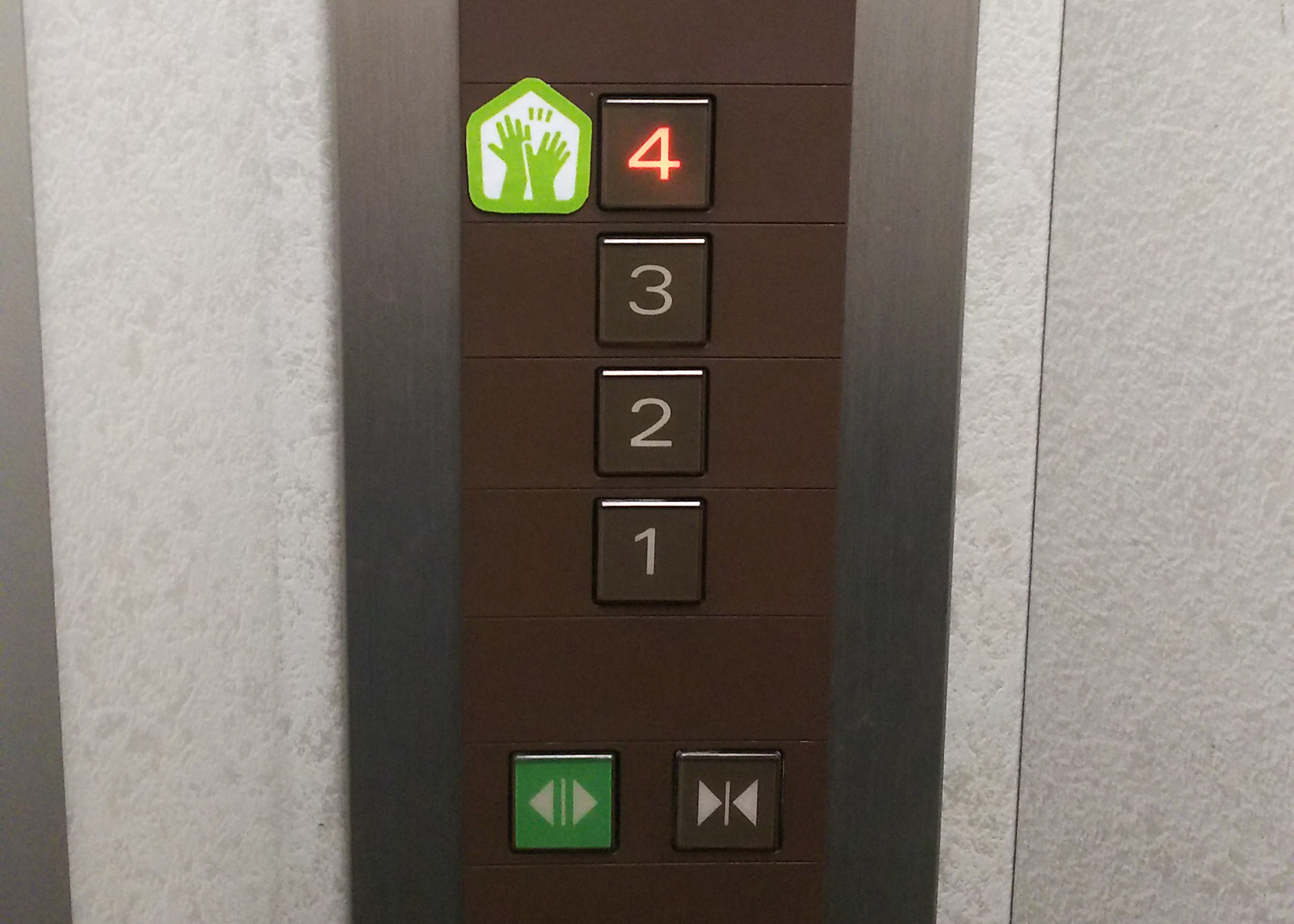 写真画像：エレベーター内の目印