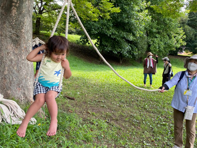 写真画像：ロープのブランコで遊ぶ子ども