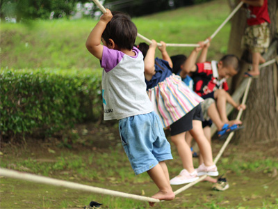 写真画像：ロープのブランコで遊ぶ子どもたち