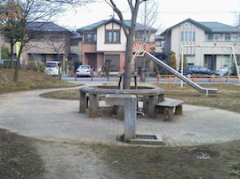 写真画像：公園にあるすべり台