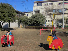 写真画像：公園にある動物の形をした遊具
