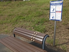 写真画像：公園にあるアスレチックベンチ