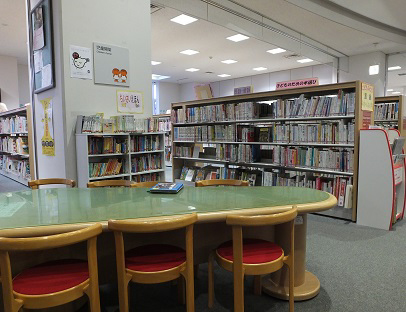 写真画像：吉川市立図書館の館内