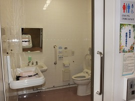 写真画像：おむつ替え台とトイレ
