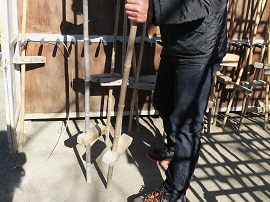 写真画像：園長先生手作りの竹馬